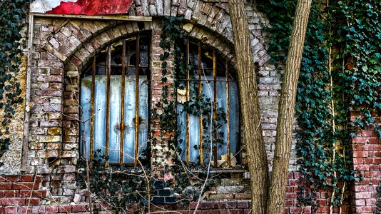 Old window wall hauswand
