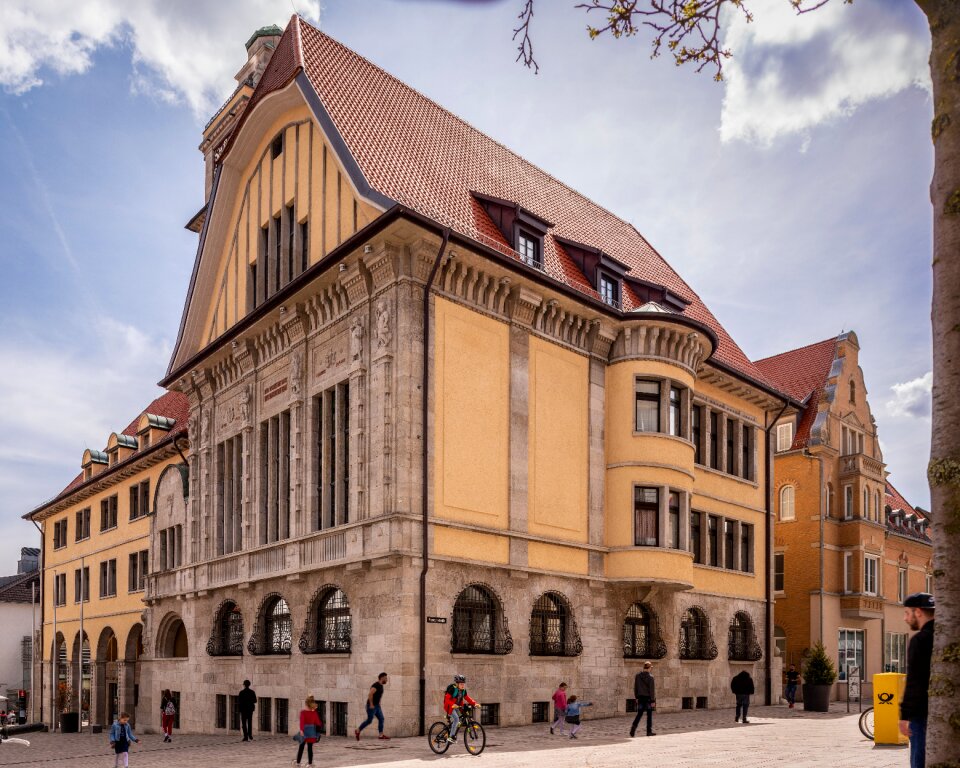 City travel building