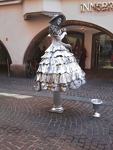 Figure girl street art