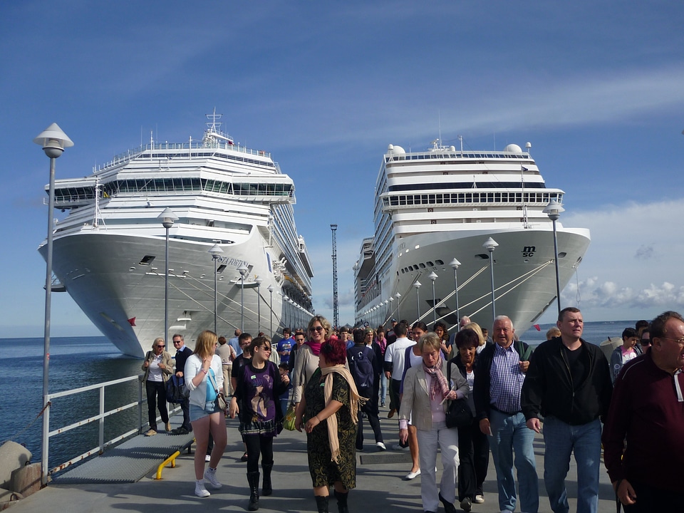 Port holiday cruise tourists