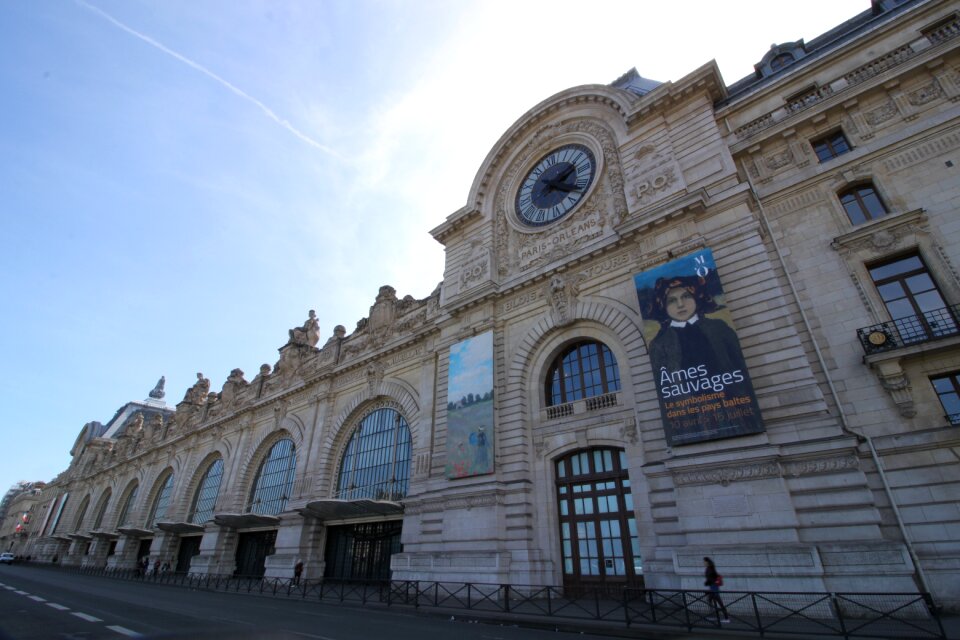 Paris tourism clock