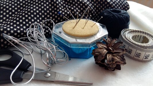 Measuring tape thread scissor