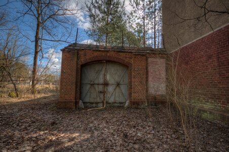 Gate wall asylum