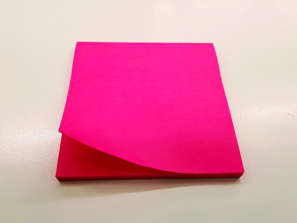 Desktop post it pink