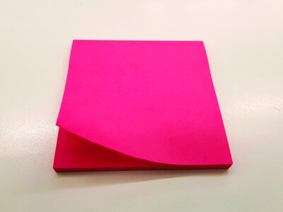 Desktop post it pink