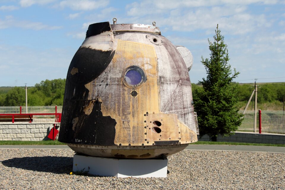 Monument cosmos rocket