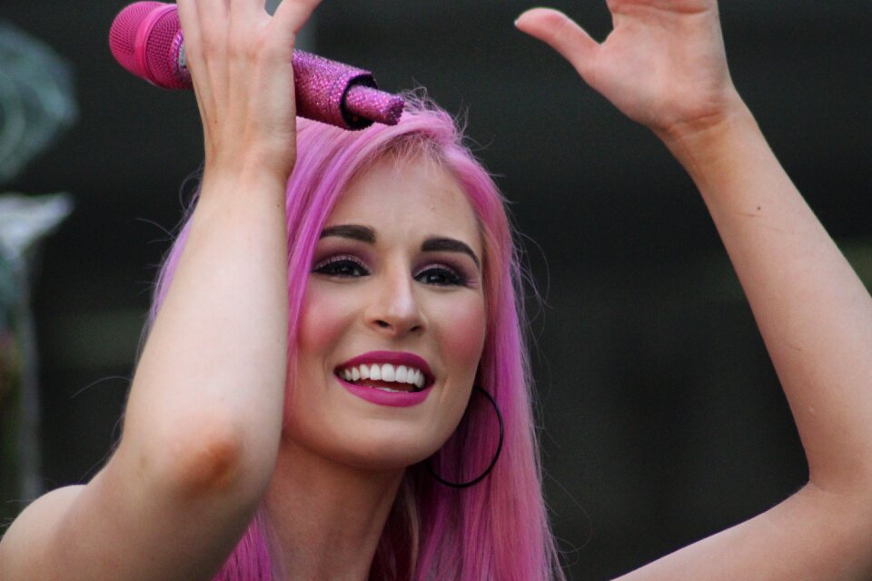 Human party singer