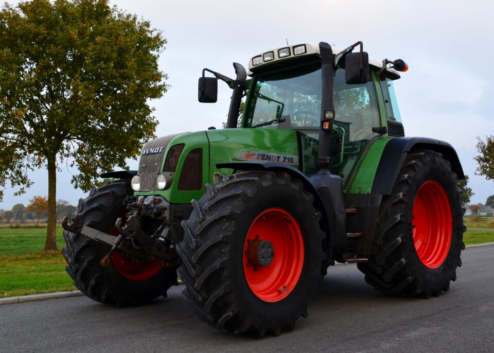 Vehicle tractor wheel