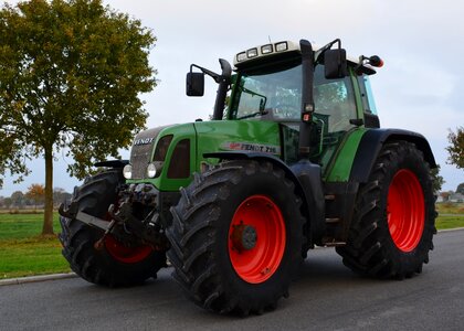Vehicle tractor wheel