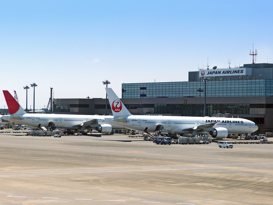 Airport fly commercial