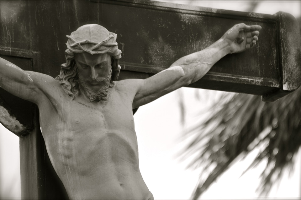 Statue christ crucified crucifixion