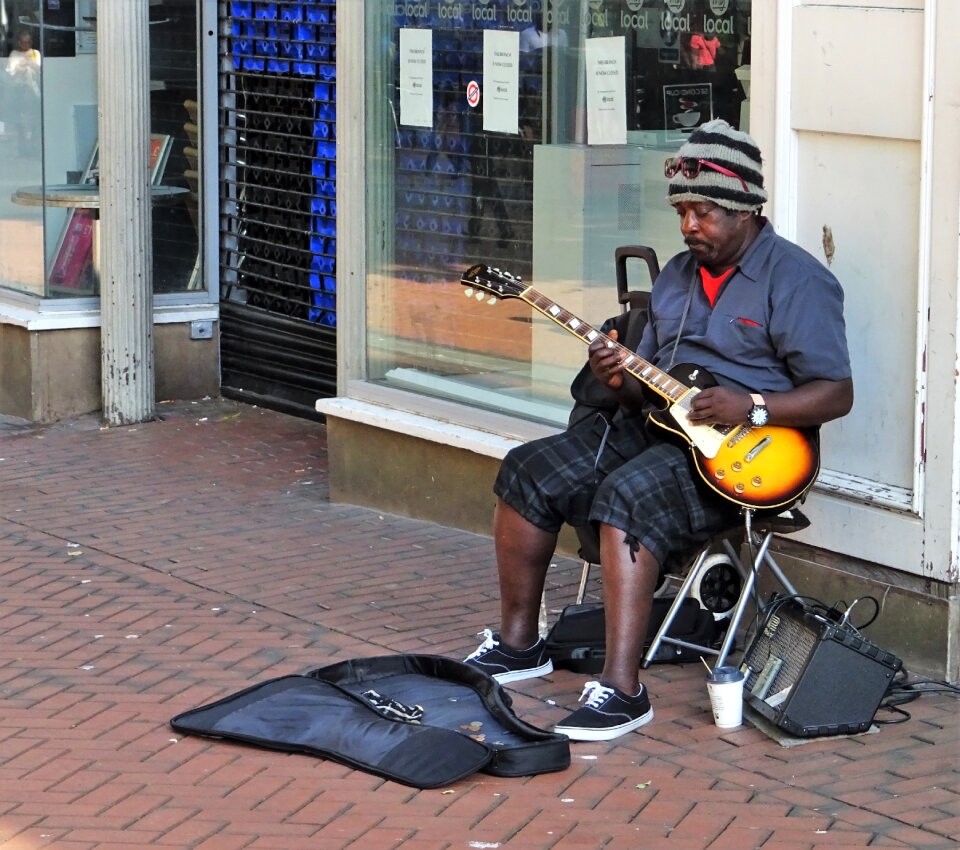 Man street artist guitar
