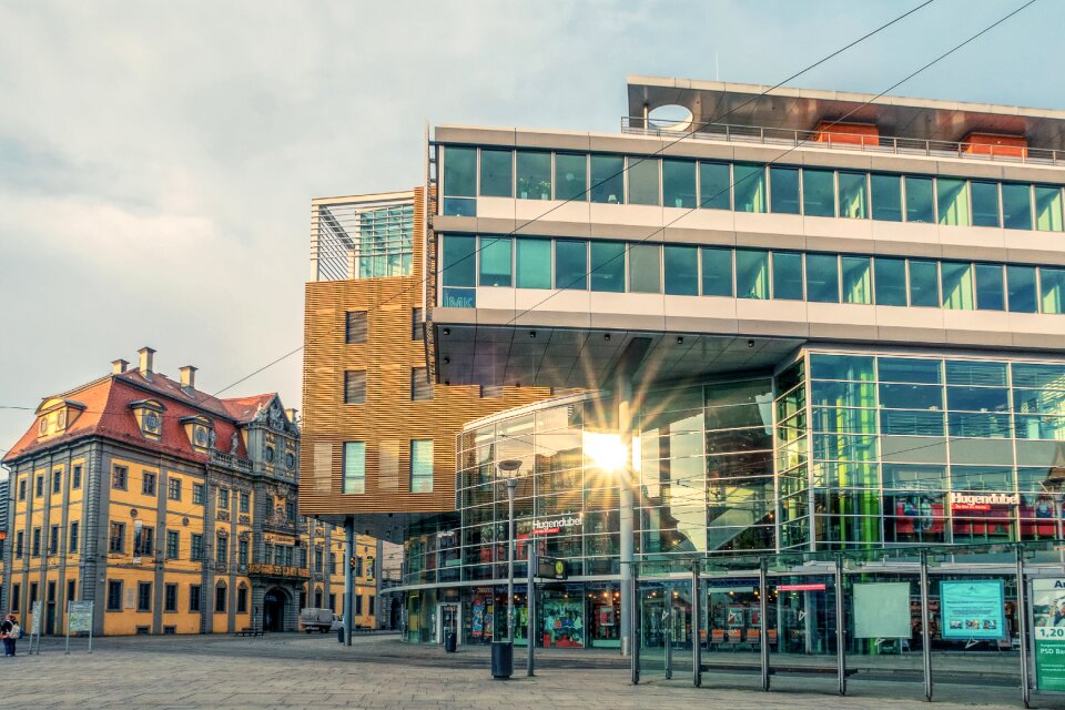 Horizontal travel facade