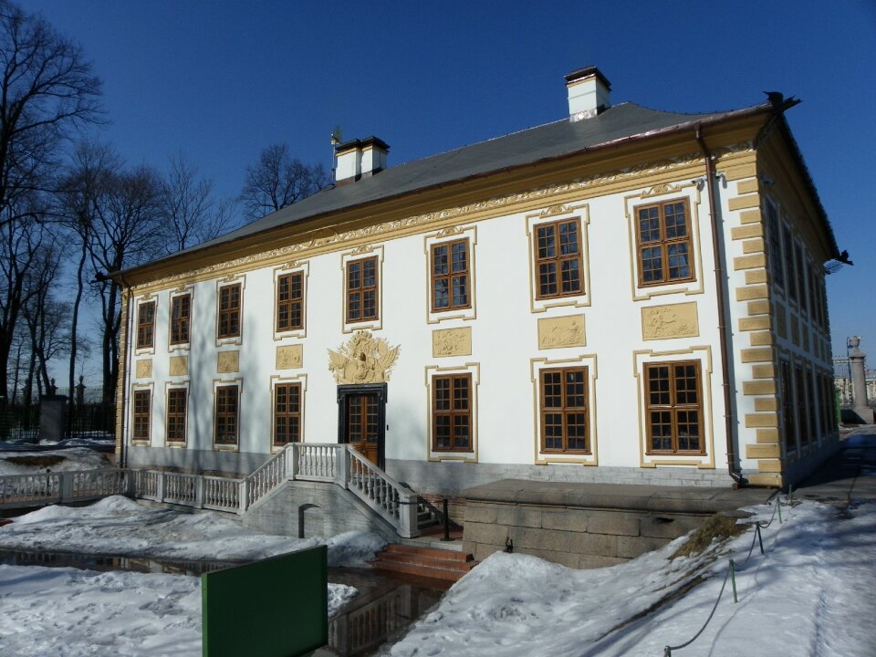 Building the façade of the mansion