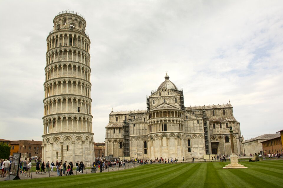 Building tower pisa