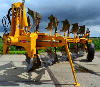 Tractor machinery harvest