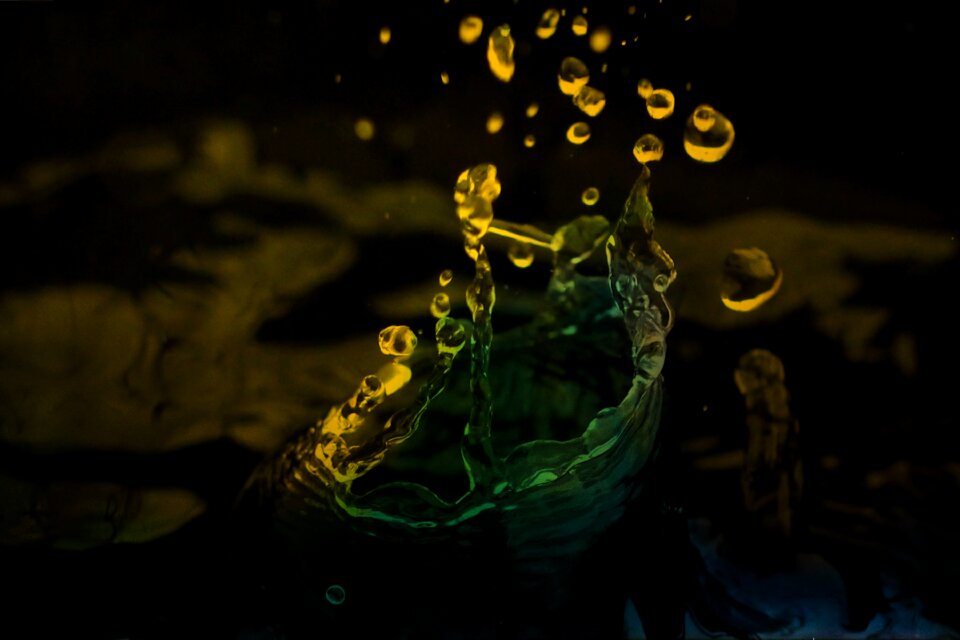 Colour drops green water
