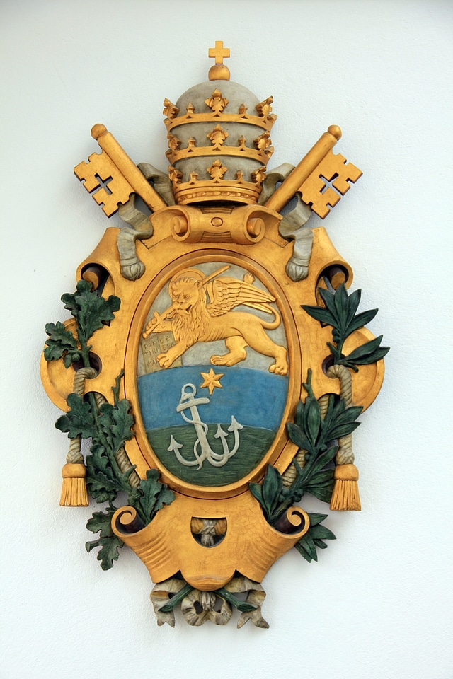 Anchor lion crown