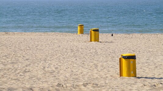 Beach cleanliness mülltonnen photo