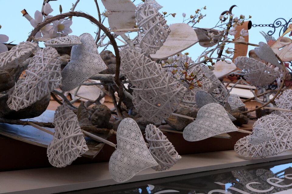 Decoration teaches trade