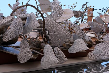 Decoration teaches trade