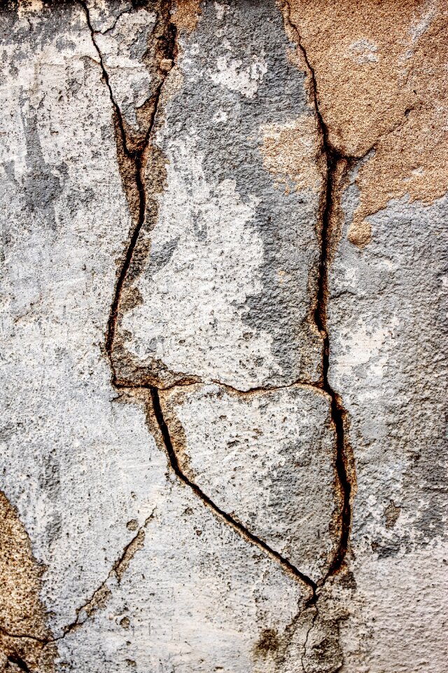 Structure cracked walls