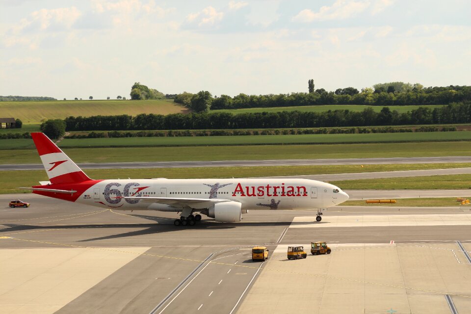Airliner flyer flying