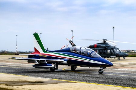 Italy tricolor stunt photo