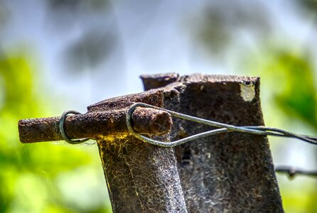 Rusty wire fixing photo