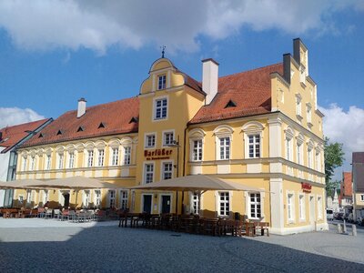 Barfüsser white horn building