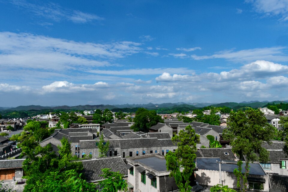 Tile-roofed house sunny days blue sky and white clouds