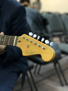 Guitar headstock