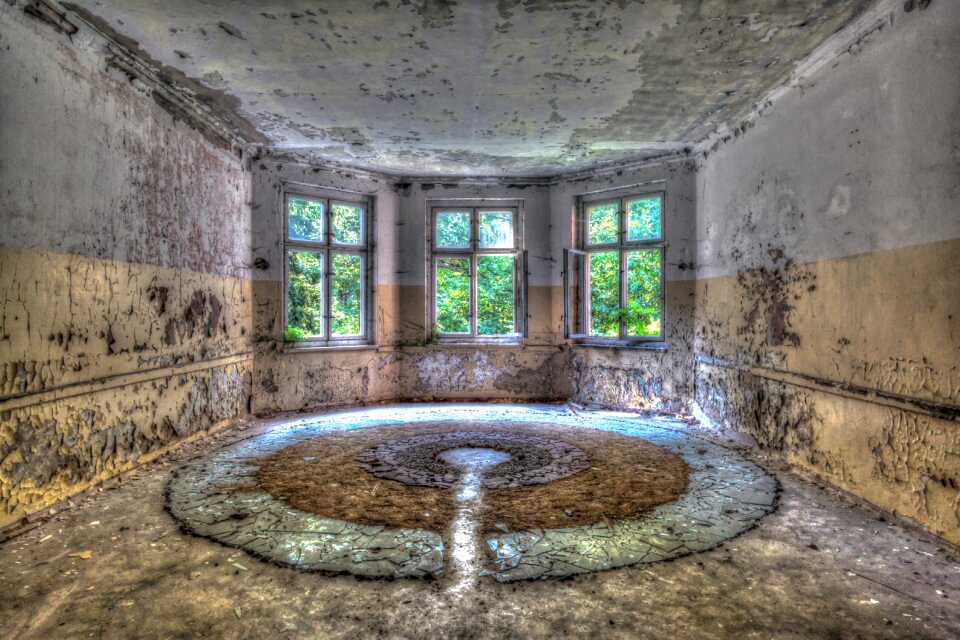 Building ruin lapsed