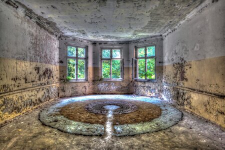 Building ruin lapsed
