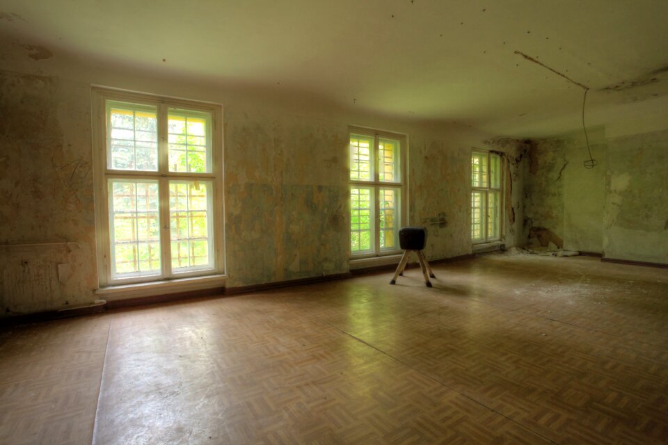 Building ruin lapsed