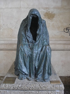 Bronze statue veil women photo