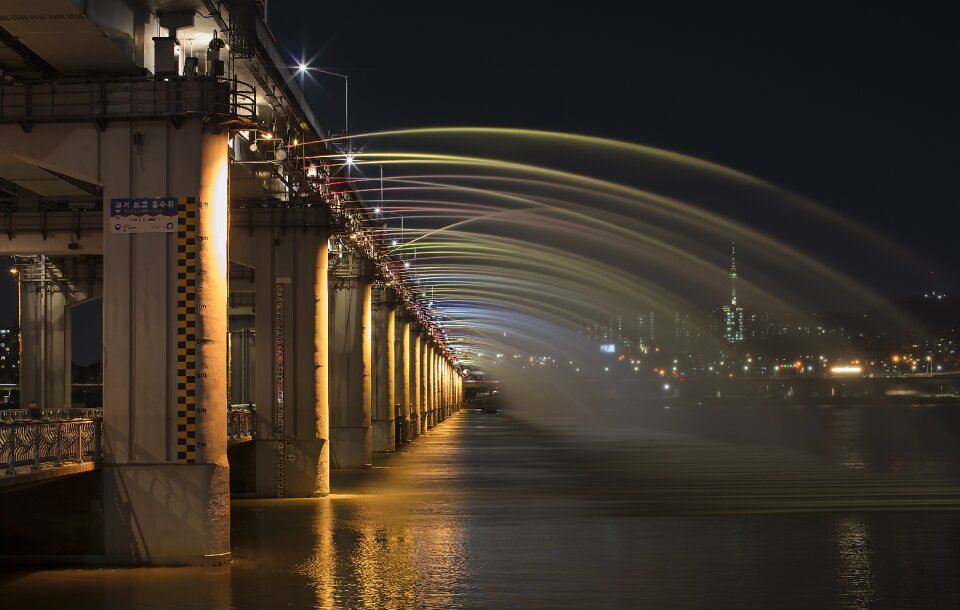 Rainbow fountain night view banpo bridge moonlight rainbow photo