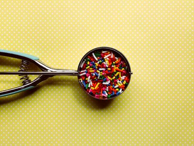 Color sweet jimmies