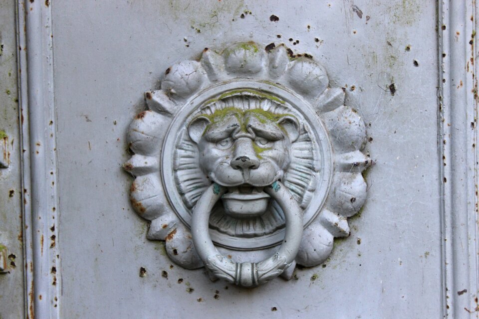 Fitting metal doorknocker