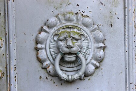 Fitting metal doorknocker