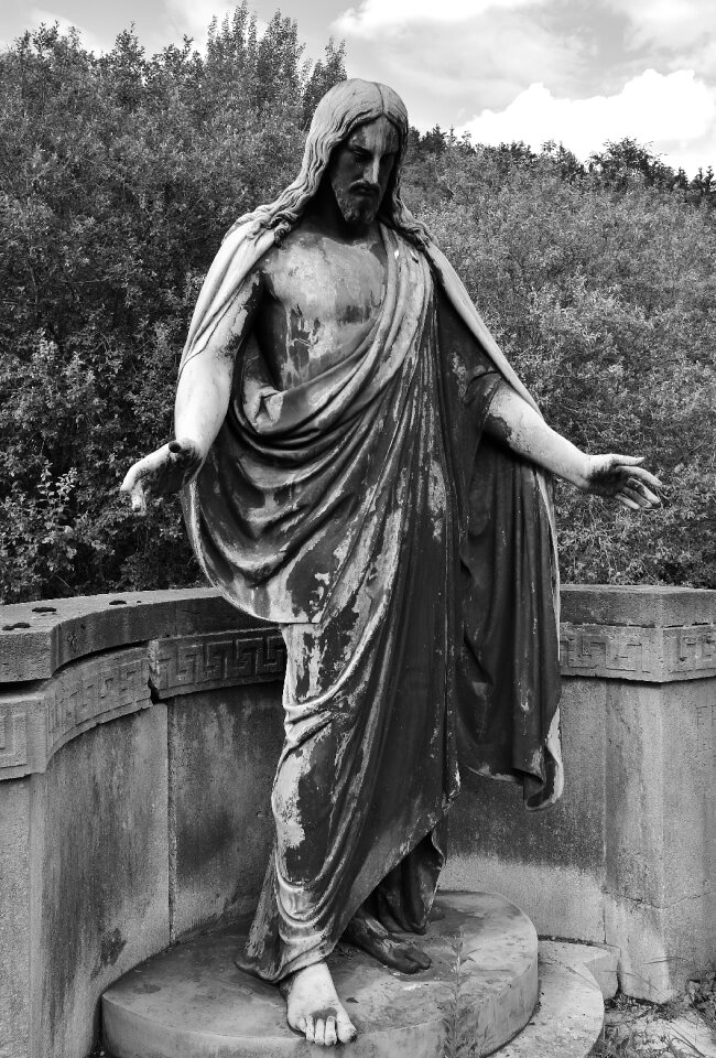 Sculpture cemetery monocrom