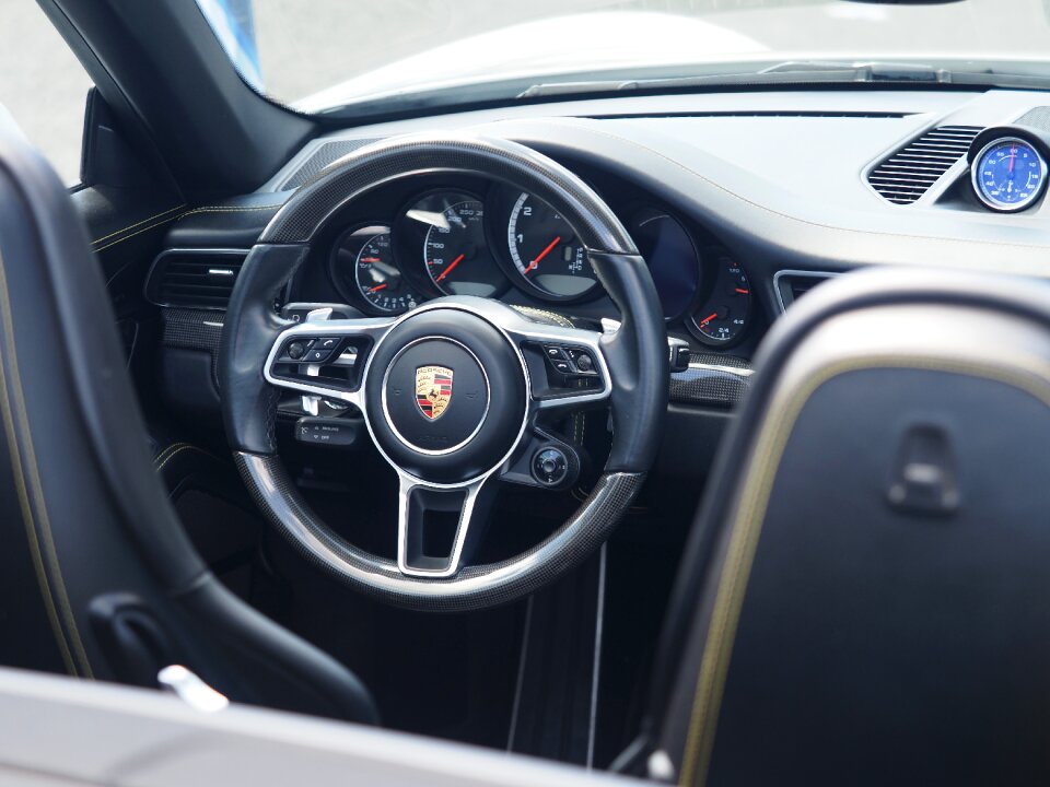 Auto porsche steering wheel