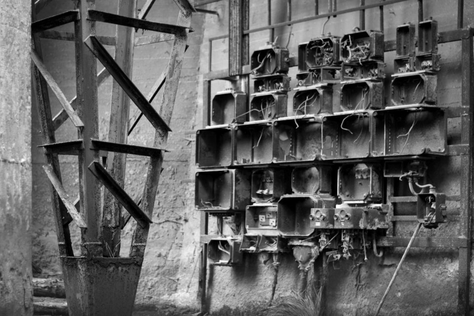 Structure black and white current