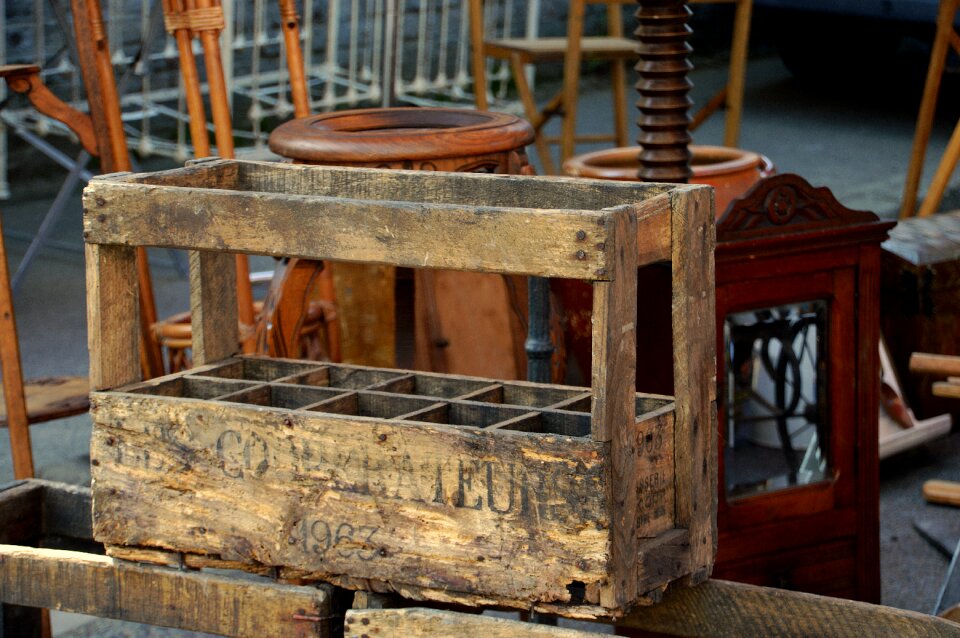 Wood cashier at bottles fund to carry