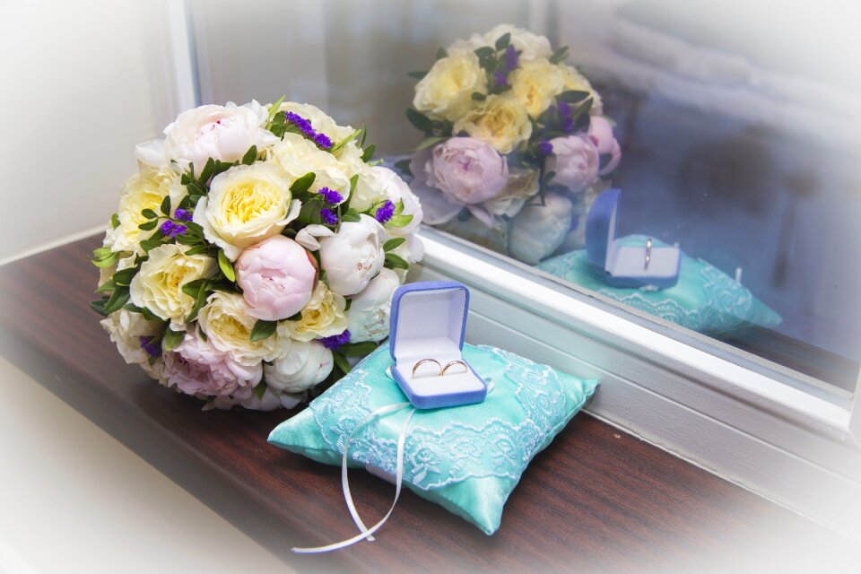 Bouquet wedding ring