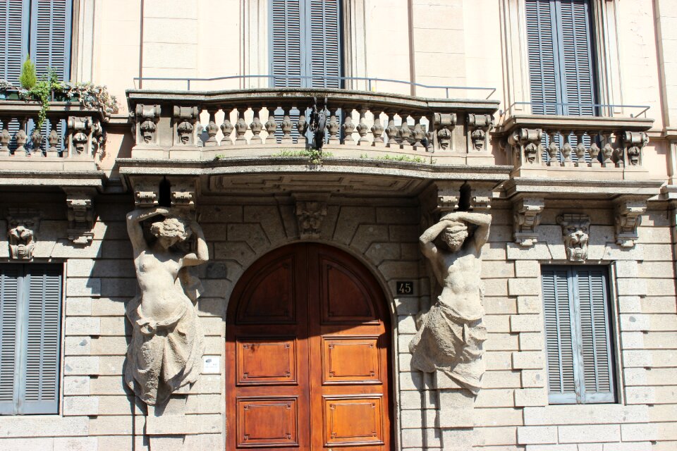 Sculpture building the façade of the