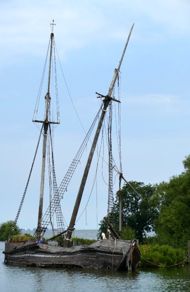 Mast sailing boat wreck