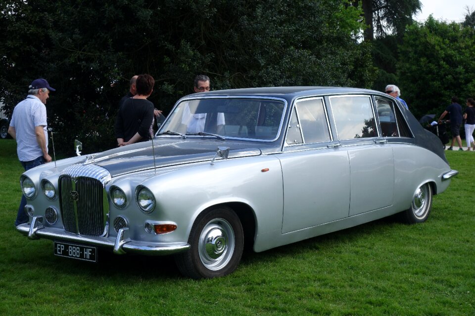 Old cars daimler ds420 pau