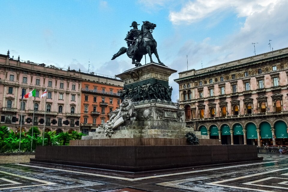 Statue lombardy city