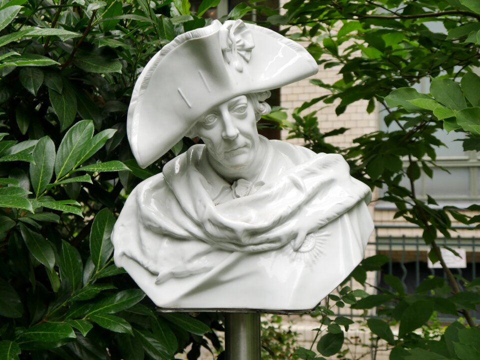 Hackesche höfe berlin statue